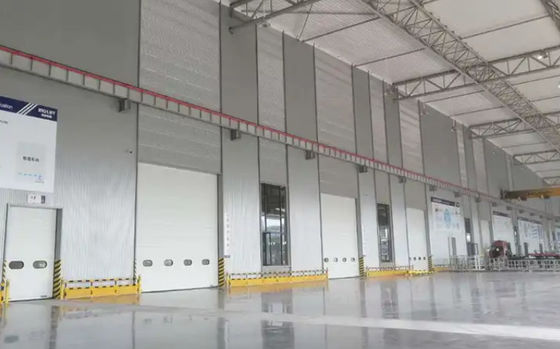 Białe drzwi sekcjonalne ze stali grubość 50 mm-80 mm dla budynków komercyjnych