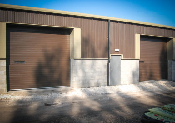 Izolowane bramy segmentowe przesuwne z klapą stalową Pionowe sterowanie elektryczne garażu napowietrznego
