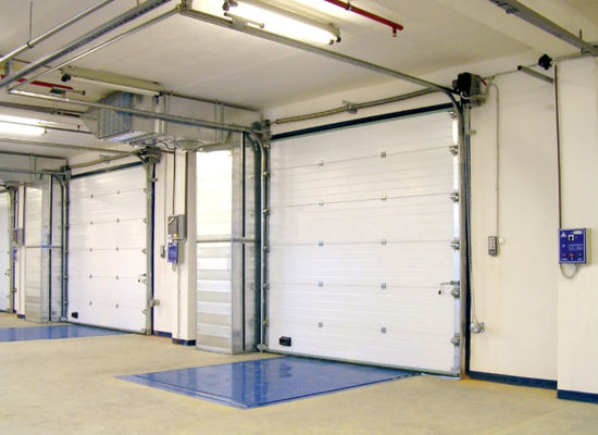 Przemysłowa brama segmentowa o wysokiej wytrzymałości z dużą prędkością otwierania i górnym panelem warstwowym
