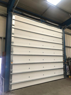 50 mm-80 mm Izolowane sekcyjne drzwi garażowe odporne na warunki pogodowe dla komercyjnych pionowych