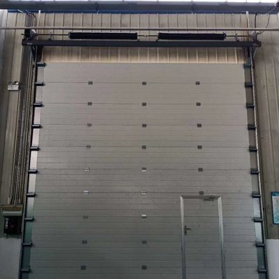 0,35 mm stalowa powlekana przemysłowa brama segmentowa z wodoodpornością automatyczny panel 40 mm
